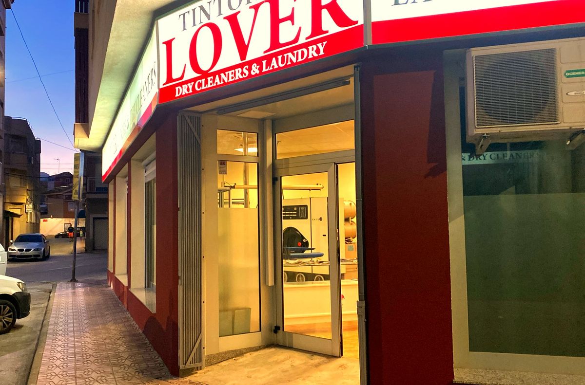 Fachada actual de Tintorería Lover en la calle Marqués de Villena